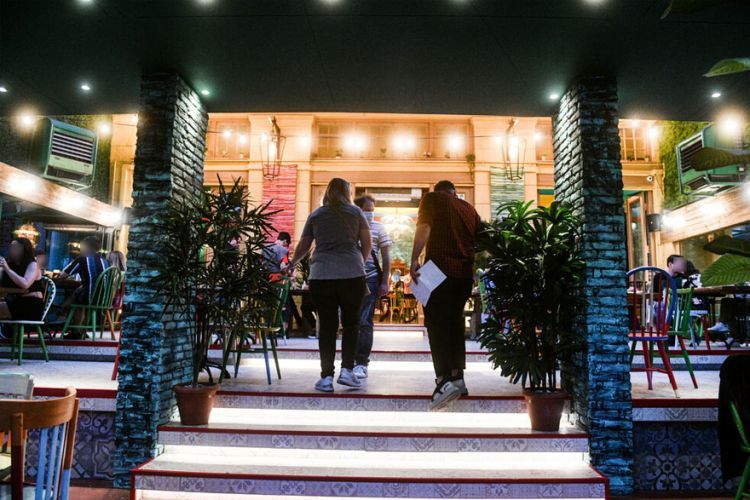 &Kappa;&omicron;&rho;&omega;&nu;&omicron;ϊό&sigmaf;: &Epsilon;&pi;&iota;&sigma;&tau;&rho;&omicron;&phi;ή &tau;&omega;&nu; &mu;έ&tau;&rho;&omega;&nu; ή &sigma;&upsilon;&nu;ύ&pi;&alpha;&rho;&xi;&eta; &mu;&epsilon; &tau;&eta;&nu; &alpha;ύ&xi;&eta;&sigma;&eta; &kappa;&rho;&omicron;&upsilon;&sigma;&mu;ά&tau;&omega;&nu;;