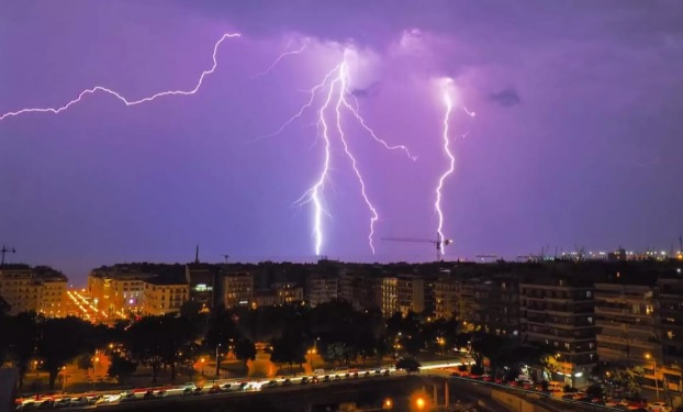 Ά&sigma;&tau;&alpha;&tau;&omicron;&sigmaf; &kappa;&alpha;&iota; &sigma;ή&mu;&epsilon;&rho;&alpha; &omicron; &kappa;&alpha;&iota;&rho;ό&sigmaf;: &Pi;&omicron;&upsilon; &alpha;&nu;&alpha;&mu;έ&nu;&omicron;&nu;&tau;&alpha;&iota; &kappa;&alpha;&tau;&alpha;&iota;&gamma;ί&delta;&epsilon;&sigmaf;;