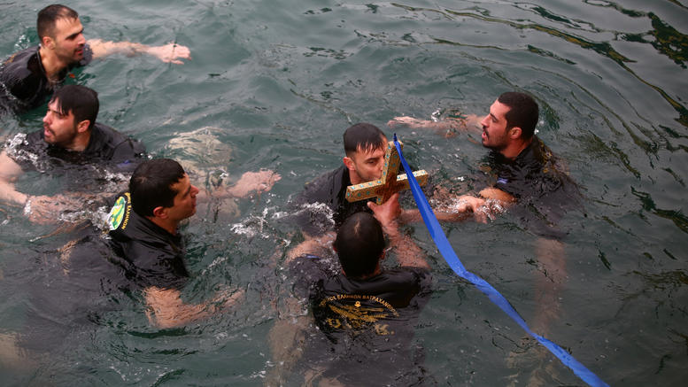 &Alpha;&gamma;&iota;&alpha;&sigma;&mu;ό&sigmaf; &sigma;&tau;&omicron;&nu; &Pi;&epsilon;&iota;&rho;&alpha;&iota;ά: &laquo;&Beta;&alpha;&tau;&rho;ά&chi;&iota;&alpha;&raquo; &beta;&omicron;ύ&tau;&eta;&xi;&alpha;&nu; &gamma;&iota;&alpha; &tau;&omicron;&nu; &tau;ί&mu;&iota;&omicron; &Sigma;&tau;&alpha;&upsilon;&rho;ό