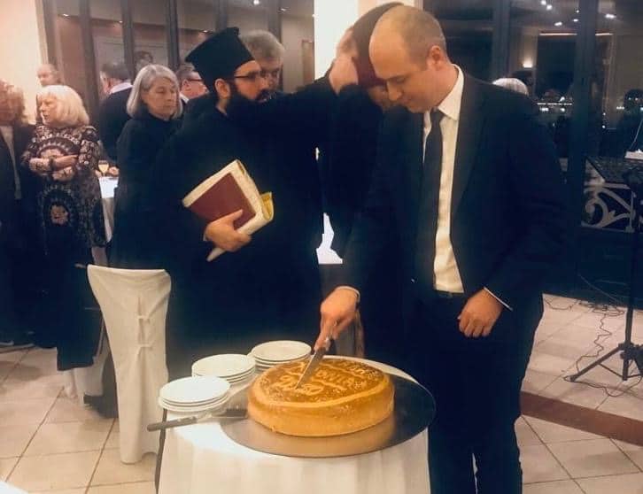 &Omicron; &Chi;&rho;&iota;&sigma;&tau;ό&phi;&omicron;&rho;&omicron;&sigmaf; &Mu;&pi;&omicron;&upsilon;&tau;&sigma;&iota;&kappa;ά&kappa;&eta;&sigmaf; έ&kappa;&omicron;&psi;&epsilon; &beta;&alpha;&sigma;&iota;&lambda;ό&pi;&iota;&tau;&alpha; &mu;&epsilon; &epsilon;&kappa;&alpha;&tau;&omicron;&nu;&tau;ά&delta;&epsilon;&sigmaf; &phi;ί&lambda;&omicron;&upsilon;&sigmaf; &tau;&omicron;&upsilon;