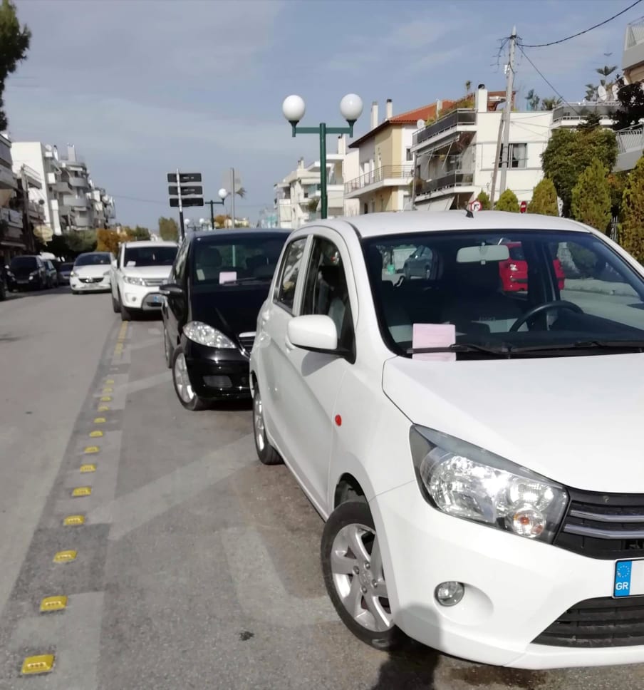 Κλήσεις για παράνομη στάθμευση μοιράστηκαν σήμερα στον Άλιμο