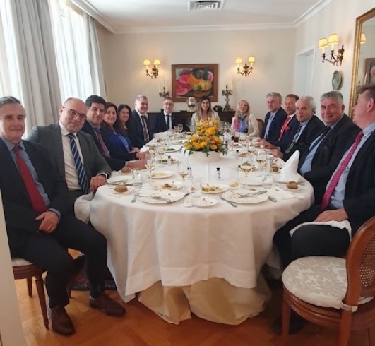 &Sigma;&tau;&eta;&nu; &Alpha;&theta;&eta;&nu;&alpha;ϊ&kappa;ή &Lambda;έ&sigma;&chi;&eta; &eta; &Sigma;&omicron;&phi;ί&alpha; &Zeta;&alpha;&chi;&alpha;&rho;ά&kappa;&eta;