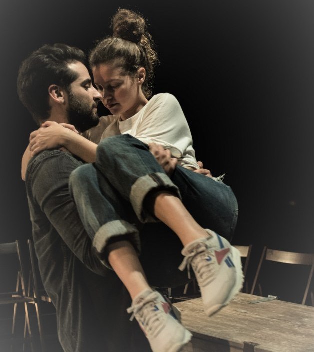 &Delta;&eta;&mu;&omicron;&tau;&iota;&kappa;ό &Theta;έ&alpha;&tau;&rho;&omicron; &Eta;&lambda;&iota;&omicron;ύ&pi;&omicron;&lambda;&eta;&sigmaf;:&Alpha;&pi;ό&psi;&epsilon; &laquo;&Omicron;&iota; &kappa;ά&tau;&omega; &alpha;&pi;ό &tau;&alpha; &alpha;&sigma;&tau;έ&rho;&iota;&alpha;&raquo;