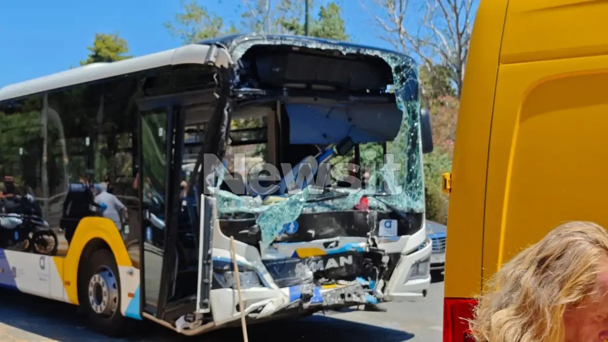 Τροχαίο με δύο λεωφορεία στη Βούλα – Άμεση επέμβαση ΕΚΑΒ και μεταφορά τραυματιών
