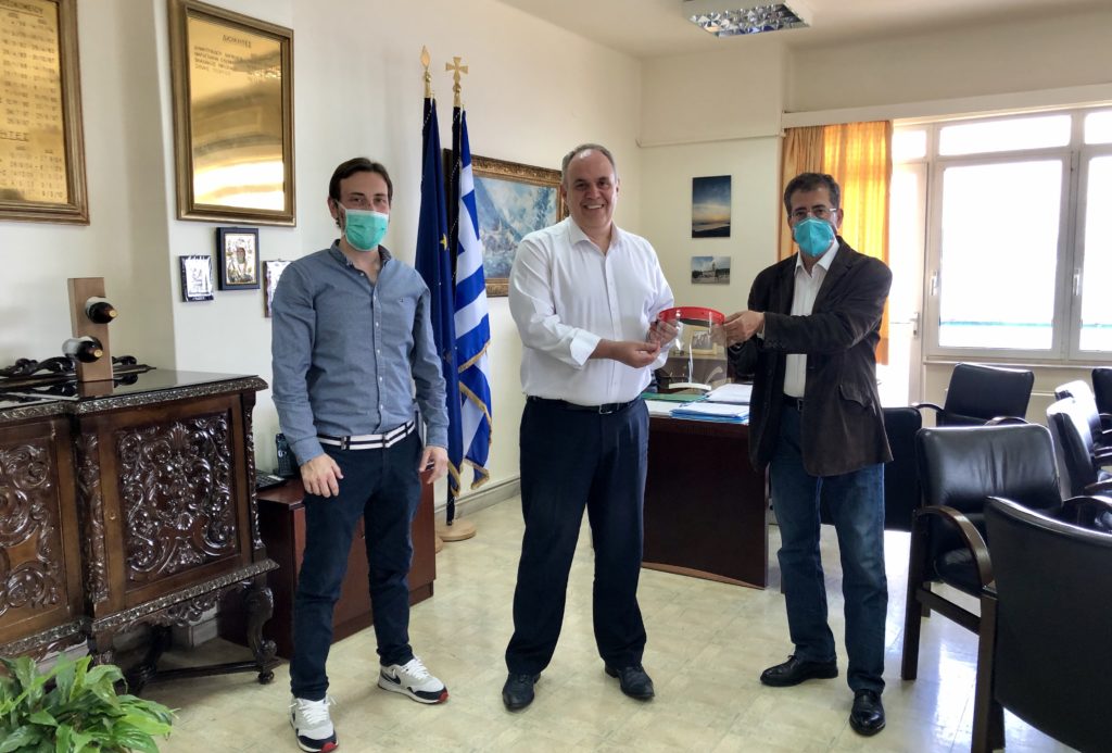 Ο Δημήτρης Καρύδης παρέδωσε προστατευτικές ασπίδες προσώπου στο Νοσοκομείο Μεταξά
