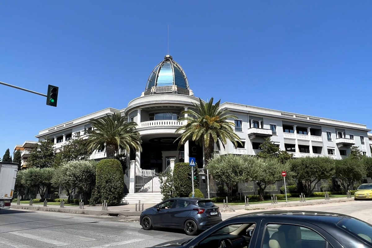 Olayan: &Pi;ώ&sigmaf; &epsilon;&pi;&epsilon;&nu;&delta;ύ&omicron;&upsilon;&nu; &omicron;&iota; &Sigma;&alpha;&omicron;&upsilon;&delta;ά&rho;&alpha;&beta;&epsilon;&sigmaf; &delta;&iota;&sigma;&epsilon;&kappa;&alpha;&tau;&omicron;&mu;&mu;&upsilon;&rho;&iota;&omicron;ύ&chi;&omicron;&iota; &sigma;&tau;&alpha; &nu;ό&tau;&iota;&alpha; &pi;&rho;&omicron;ά&sigma;&tau;&iota;&alpha;