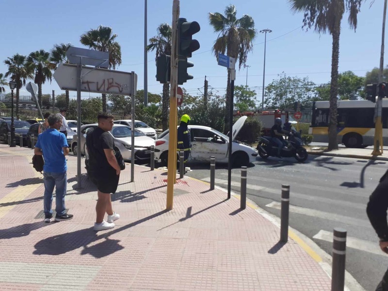 &Sigma;&omicron;&beta;&alpha;&rho;ό &tau;&rho;&omicron;&chi;&alpha;ί&omicron; &sigma;&tau;&eta;&nu; &pi;&alpha;&lambda;&iota;ά &pi;&alpha;&rho;&alpha;&lambda;&iota;&alpha;&kappa;ή - &Gamma;&upsilon;&nu;&alpha;ί&kappa;&alpha; &pi;&alpha;&rho;&alpha;&sigma;ύ&rho;&theta;&eta;&kappa;&epsilon; &alpha;&pi;ό &alpha;&upsilon;&tau;&omicron;&kappa;ί&nu;&eta;&tau;&omicron;