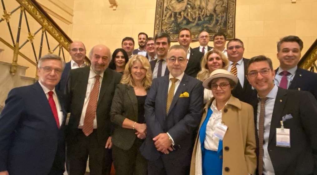 &Omicron; &Gamma;&epsilon;&rho;&mu;&alpha;&nu;&omicron;&epsilon;&lambda;&lambda;&eta;&nu;&iota;&kappa;ό&sigmaf; &Epsilon;&pi;&iota;&chi;&epsilon;&iota;&rho;&eta;&mu;&alpha;&tau;&iota;&kappa;ό&sigmaf; &Sigma;ύ&nu;&delta;&epsilon;&sigma;&mu;&omicron;&sigmaf; DHW &sigma;&tau;&eta;&nu; &Alpha;&theta;ή&nu;&alpha;