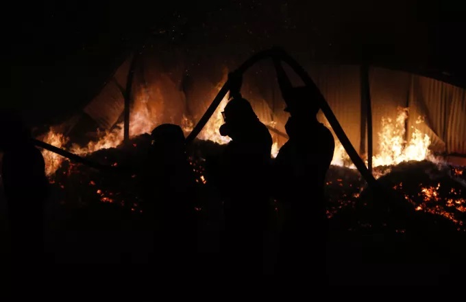 &Tau;&rho;&alpha;&gamma;&omega;&delta;ί&alpha; &sigma;&tau;&eta;&nu; &Alpha;&tau;&tau;&iota;&kappa;ή: &Beta;&rho;έ&theta;&eta;&kappa;&epsilon; &alpha;&pi;&alpha;&nu;&theta;&rho;&alpha;&kappa;&omega;&mu;έ&nu;&eta; &sigma;&omicron;&rho;ό&sigmaf; &gamma;&upsilon;&nu;&alpha;ί&kappa;&alpha;&sigmaf; &sigma;&tau;&omicron; &Pi;ά&tau;&eta;&mu;&alpha; &Chi;&alpha;&lambda;&alpha;&nu;&delta;&rho;ί&omicron;&upsilon;