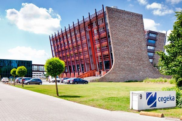 Cegeka: &Alpha;&nu;&omicron;ί&gamma;&epsilon;&iota; &gamma;&rho;&alpha;&phi;&epsilon;ί&omicron; &sigma;&tau;&eta;&nu; &Epsilon;&lambda;&lambda;ά&delta;&alpha; &ndash; &Epsilon;&omega;&sigmaf; 300 &pi;&rho;&omicron;&sigma;&lambda;ή&psi;&epsilon;&iota;&sigmaf; &sigma;&tau;&eta;&nu; &tau;&rho;&iota;&epsilon;&tau;ί&alpha;