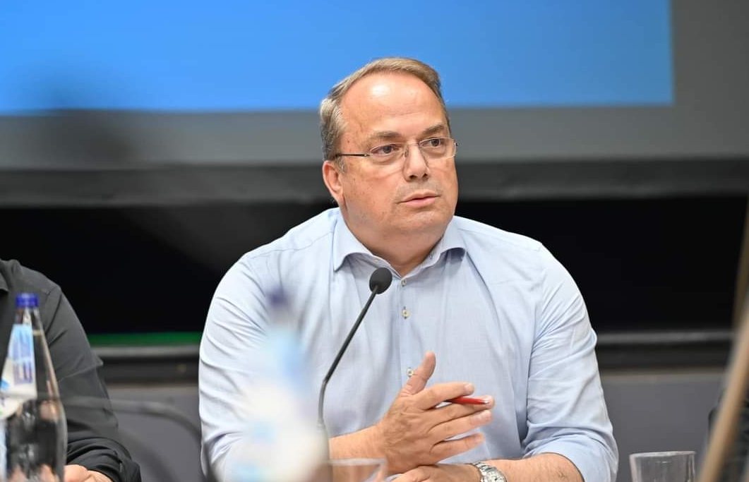 &laquo;&Psi;&eta;&lambda;ά&raquo; &omicron; &pi;ή&chi;&eta;&sigmaf; &alpha;&pi;ό &tau;&omicron;&nu; &Gamma;&rho;&eta;&gamma;ό&rho;&eta; &Kappa;&omega;&nu;&sigma;&tau;&alpha;&nu;&tau;έ&lambda;&lambda;&omicron; &kappa;&alpha;&iota; &gamma;&iota;&alpha; &tau;&alpha; &epsilon;&pi;ό&mu;&epsilon;&nu;&alpha; &chi;&rho;ό&nu;&iota;&alpha;