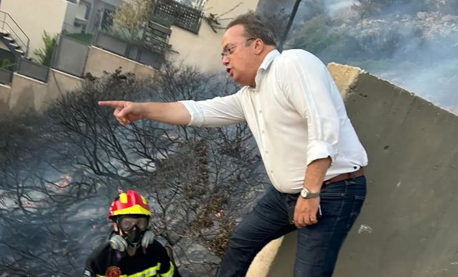 &Alpha;&Pi;&Omicron;&Kappa;&Lambda;&Epsilon;&Iota;&Sigma;&Tau;&Iota;&Kappa;Ό: &Pi;&alpha;&rho;ώ&nu; &omicron; &Delta;ή&mu;&alpha;&rho;&chi;&omicron;&sigmaf; &tau;&omega;&nu; 3&Beta; &Gamma;&rho;&eta;&gamma;ό&rho;&eta;&sigmaf; &Kappa;&omega;&nu;&sigma;&tau;&alpha;&nu;&tau;έ&lambda;&lambda;&omicron;&sigmaf; &sigma;&tau;&eta; &mu;&epsilon;&gamma;ά&lambda;&eta; &Phi;&omega;&tau;&iota;ά &tau;&eta;&sigmaf; 17&eta;&sigmaf; &Iota;&omicron;&upsilon;&lambda;ί&omicron;&upsilon; &sigma;&epsilon; &Sigma;&alpha;&rho;&omega;&nu;ί&delta;&alpha; & &Lambda;&alpha;&gamma;&omicron;&nu;ή&sigma;&iota;