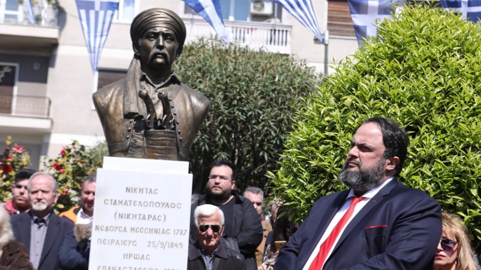 Πειραιάς: Αποκαλυπτήρια προτομής του Νικηταρά που δώρισε ο Βαγγέλης Μαρινάκης