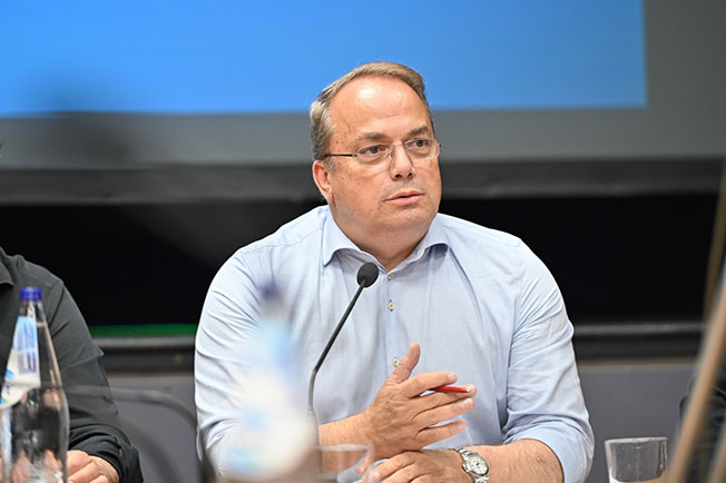 &Gamma;&rho;&eta;&gamma;ό&rho;&eta;&sigmaf; &Kappa;&omega;&nu;&sigma;&tau;&alpha;&nu;&tau;έ&lambda;&lambda;&omicron;&sigmaf;: ''&Delta;ί&nu;&omicron;&upsilon;&mu;&epsilon; &tau;&eta; &mu;ά&chi;&eta; &mu;&alpha;&sigmaf; &kappa;&alpha;&tau;ά &tau;&omicron;&upsilon; &Nu;&Omicron;&Kappa; &mu;&epsilon; &kappa;ά&theta;&epsilon; &mu;έ&sigma;&omicron;''