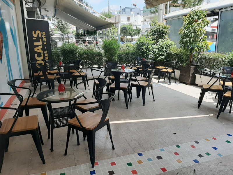 Ο εξωτερικός χώρος του Local’s έχει διαμορφωθεί ώστε να απολαμβάνετε με ασφάλεια τον καφέ σας
