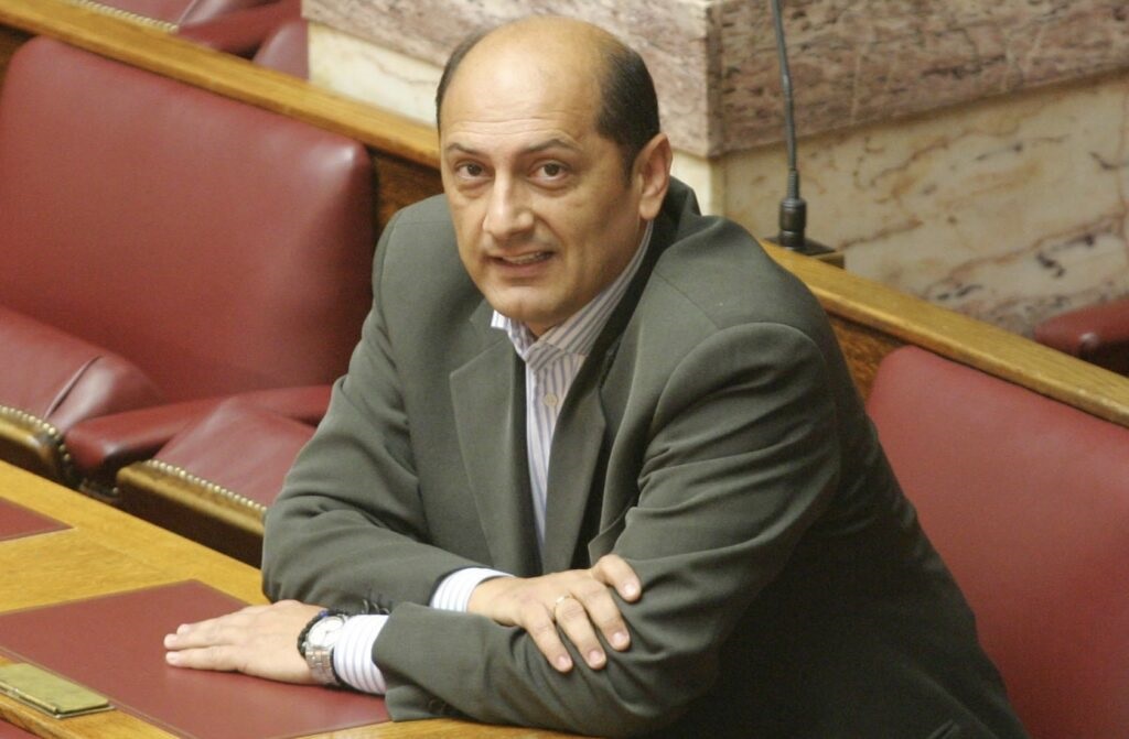 Piraeus Press: &Omicron; &Pi;έ&tau;&rho;&omicron;&sigmaf; &Mu;&alpha;&nu;&tau;&omicron;ύ&beta;&alpha;&lambda;&omicron;&sigmaf; &epsilon;&pi;έ&sigma;&tau;&rho;&epsilon;&psi;&epsilon; &kappa;&alpha;&iota; &tau;&alpha; &sigma;&epsilon;&nu;ά&rho;&iota;&alpha; &sigma;&tau;&omicron;&nu; &Pi;&epsilon;&iota;&rho;&alpha;&iota;ά&hellip; &laquo;&omicron;&rho;&gamma;&iota;ά&zeta;&omicron;&upsilon;&nu;&raquo;