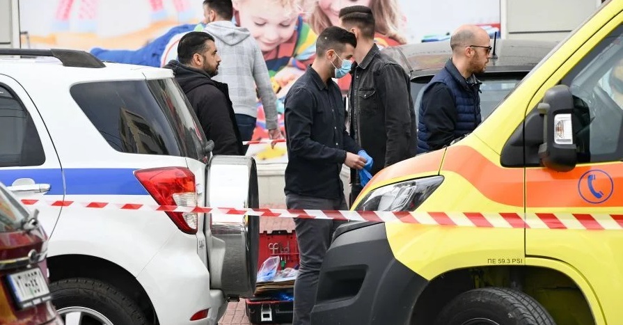 &Mu;&epsilon;&nu;ί&delta;&iota;: &Mu;&eta;&tau;έ&rho;&alpha; &delta;ύ&omicron; &pi;&alpha;&iota;&delta;&iota;ώ&nu; &tau;&omicron; &theta;ύ&mu;&alpha; - &Epsilon;ί&chi;&epsilon; &kappa;&alpha;&tau;&alpha;&gamma;&gamma;&epsilon;ί&lambda;&epsilon;&iota; &tau;&rho;&epsilon;&iota;&sigmaf; &phi;&omicron;&rho;έ&sigmaf; &tau;&omicron;&nu; &delta;&rho;ά&sigma;&tau;&eta; &sigma;&tau;&omicron; &pi;&alpha;&rho;&epsilon;&lambda;&theta;ό&nu;