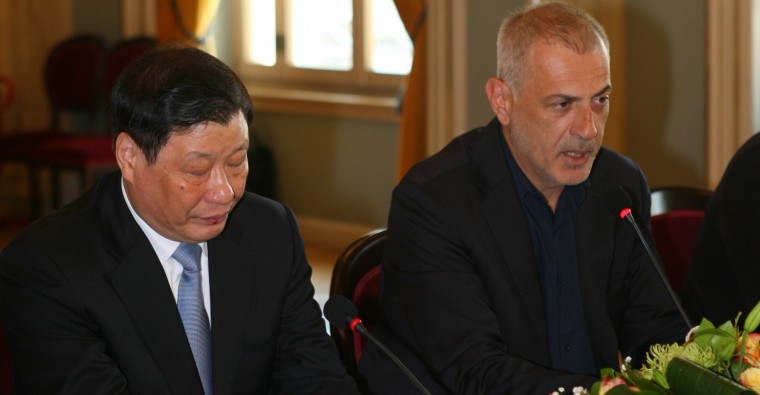 &Delta;ή&mu;&omicron;&sigmaf; &Pi;&epsilon;&iota;&rho;&alpha;&iota;ά: &Sigma;&upsilon;&nu;ά&nu;&tau;&eta;&sigma;&eta; &mu;&epsilon; &tau;&omicron;&nu; &Delta;ή&mu;&omicron; &tau;&eta;&sigmaf; &Sigma;&alpha;&gamma;&kappa;ά&eta; &gamma;&iota;&alpha; &tau;&omicron; &epsilon;&nu;&delta;&epsilon;&chi;ό&mu;&epsilon;&nu;&omicron; &epsilon;&pi;&epsilon;&nu;&delta;ύ&sigma;&epsilon;&omega;&nu; &sigma;&tau;&omicron; &lambda;&iota;&mu;ά&nu;&iota;