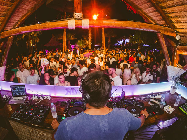 O Kiko Navarro &gamma;&iota;&omicron;&rho;&tau;ά&zeta;&epsilon;&iota; &alpha;&pi;ό&psi;&epsilon; &tau;&alpha; 15 &chi;&rho;ό&nu;&iota;&alpha; &tau;&omicron;&upsilon; Bolivar Beach Bar