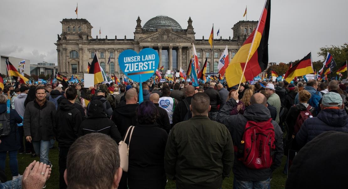 DW: &Gamma;&iota;&alpha;&tau;ί &alpha;&upsilon;&xi;ά&nu;&epsilon;&tau;&alpha;&iota; &eta; &alpha;&kappa;&rho;&omicron;&delta;&epsilon;&xi;&iota;ά &sigma;&tau;&eta;&nu; &Gamma;&epsilon;&rho;&mu;&alpha;&nu;ί&alpha;;