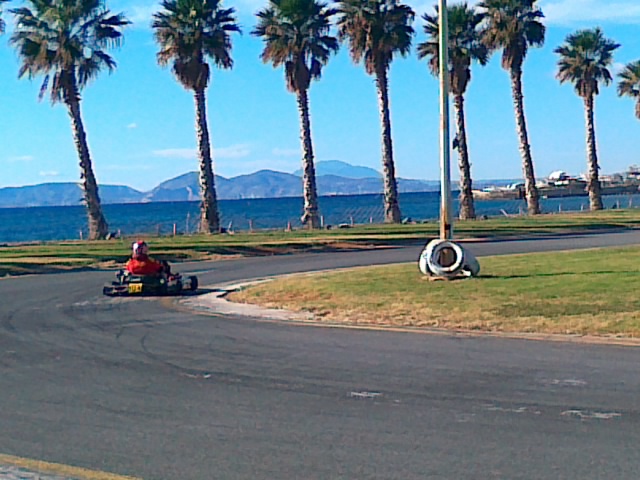 Ά&gamma;&iota;&omicron;&sigmaf; &Kappa;&omicron;&sigma;&mu;ά&sigmaf;: &Alpha;&beta;έ&beta;&alpha;&iota;&omicron; &tau;&omicron; &mu;έ&lambda;&lambda;&omicron;&nu; &tau;&eta;&sigmaf; &iota;&sigma;&tau;&omicron;&rho;&iota;&kappa;ή&sigmaf; &pi;ί&sigma;&tau;&alpha;&sigmaf; go-kart 