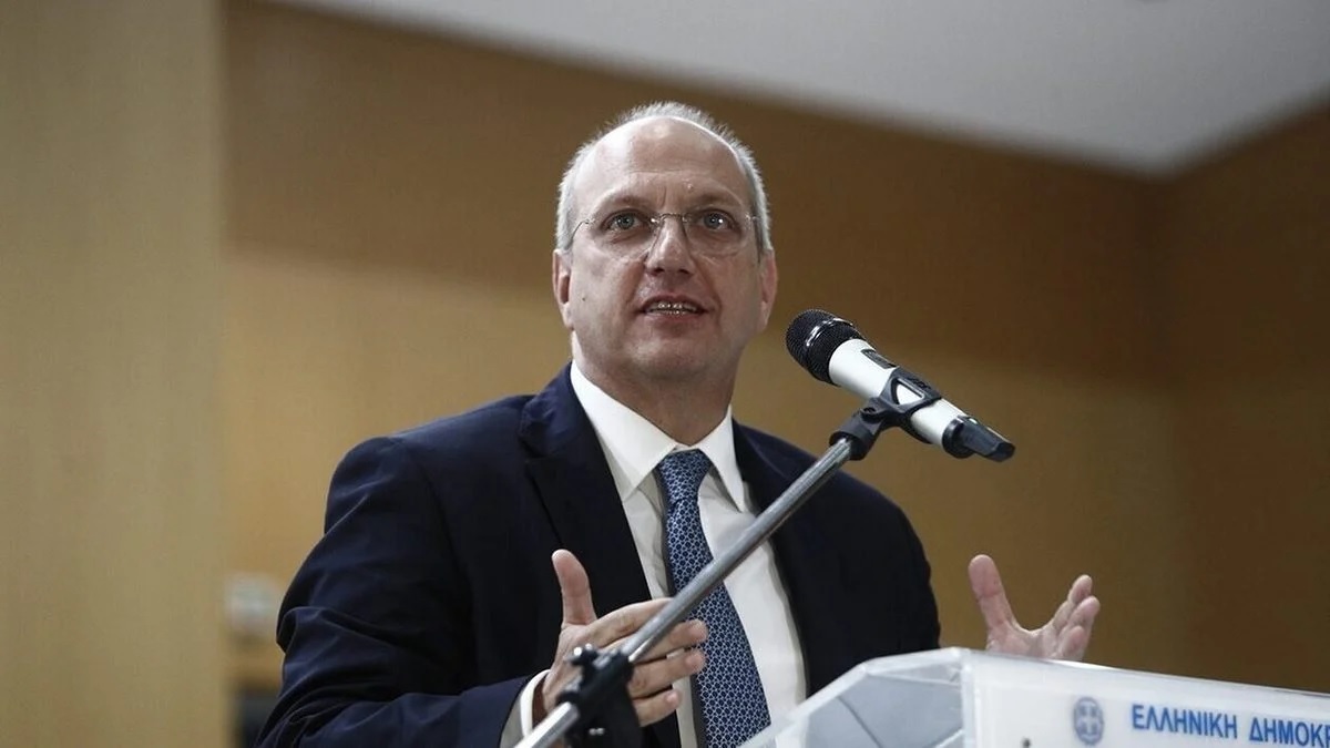 &Omicron;&iota;&kappa;&omicron;&nu;ό&mu;&omicron;&upsilon; &gamma;&iota;&alpha; &tau;&eta;&nu; &Nu;έ&alpha; &Phi;&iota;&lambda;&alpha;&delta;έ&lambda;&phi;&epsilon;&iota;&alpha;: &laquo;T&rho;&alpha;&gamma;&iota;&kappa;ή &alpha;&pi;&omicron;&tau;&upsilon;&chi;ί&alpha; &tau;&eta;&sigmaf; &Epsilon;&Lambda;.&Alpha;&Sigma;.&raquo;