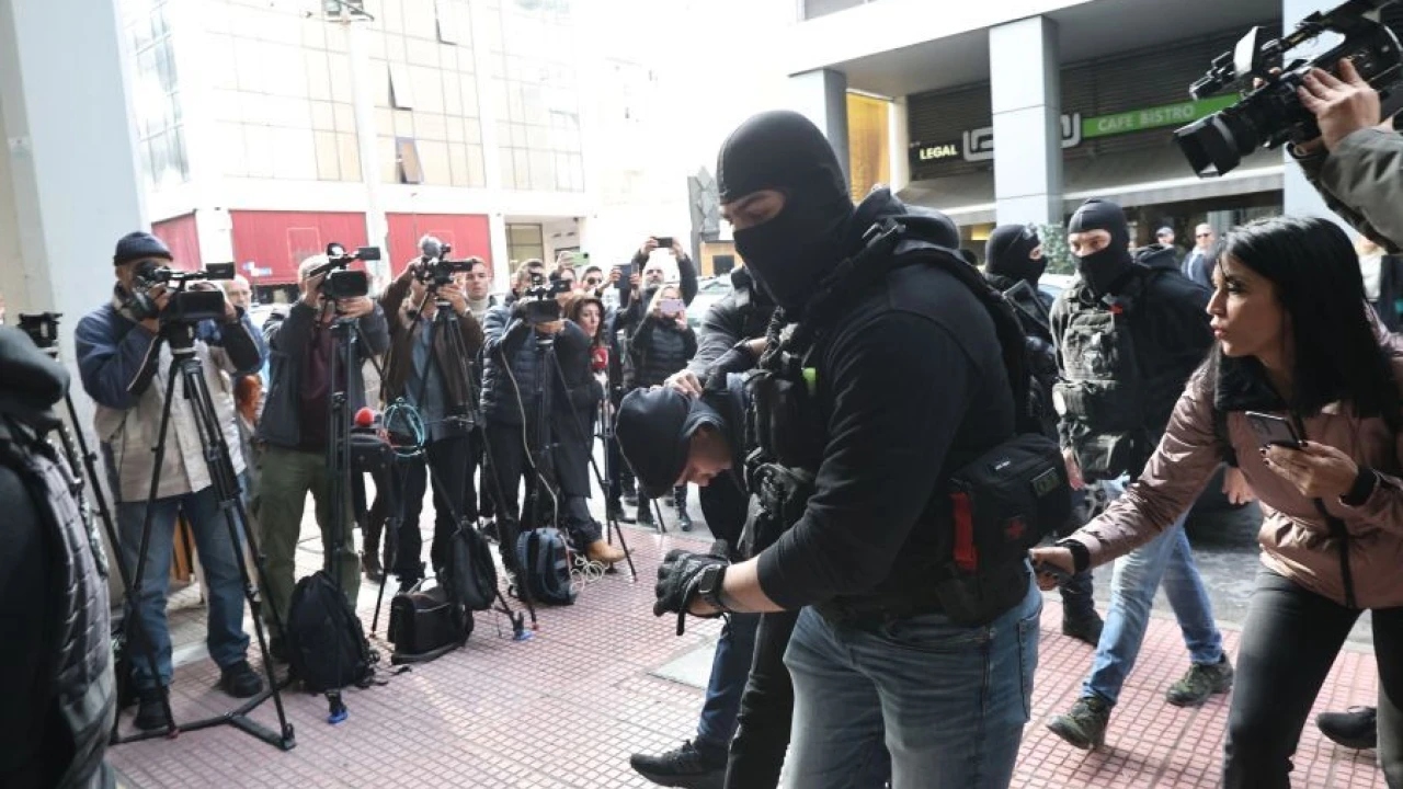 &Rho;έ&nu;&tau;&eta;: &Sigma;&tau;&alpha; &delta;&iota;&kappa;&alpha;&sigma;&tau;ή&rho;&iota;&alpha; &omicron; 18&chi;&rho;&omicron;&nu;&omicron;&sigmaf; &pi;&omicron;&upsilon; &omicron;&mu;&omicron;&lambda;ό&gamma;&eta;&sigma;&epsilon; &tau;&eta;&nu; &epsilon;&pi;ί&theta;&epsilon;&sigma;&eta; &sigma;&tau;&omicron;&nu; &alpha;&sigma;&tau;&upsilon;&nu;&omicron;&mu;&iota;&kappa;ό