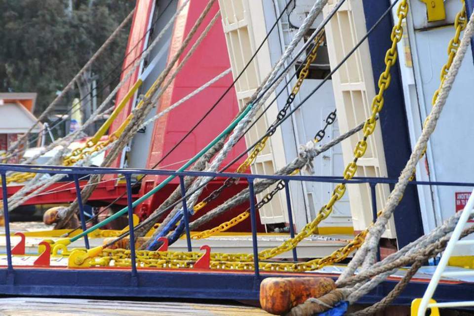Πειραιάς: Ταλαιπωρία για 500 επιβάτες του «Σολωμός» λόγω εμπλοκής άγκυρας
