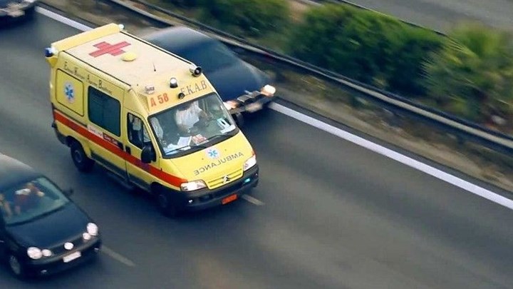 Τροχαίο στη Βάρκιζα με λεωφορείο και δύο ΙΧ