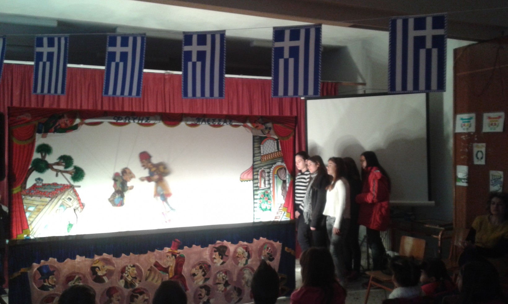 &Sigma;&upsilon;&nu;&epsilon;&chi;ί&zeta;&omicron;&nu;&tau;&alpha;&iota; &kappa;&alpha;&iota; &tau;&omicron;&nu; &Alpha;ύ&gamma;&omicron;&upsilon;&sigma;&tau;&omicron; &omicron;&iota; &pi;&alpha;&rho;&alpha;&sigma;&tau;ά&sigma;&epsilon;&iota;&sigmaf; &Kappa;&alpha;&rho;&alpha;&gamma;&kappa;&iota;ό&zeta;&eta; &tau;&omicron;&upsilon; &Tau;ά&sigma;&omicron;&upsilon; &Kappa;ώ&nu;&sigma;&tau;&alpha; &sigma;&tau;&omicron; &Theta;έ&alpha;&tau;&rho;&omicron; &Sigma;&kappa;&iota;ώ&nu; &sigma;&tau;&omicron; &Pi;ά&rho;&kappa;&omicron; &Phi;&lambda;&omicron;ί&sigma;&beta;&omicron;&upsilon;