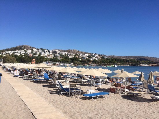 Ελληνικό: Συνωστισμός στα λεωφορεία για μια βουτιά στη θάλασσα - Πήγαν... περίπατο τα μέτρα