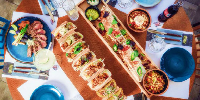 &Pi;ά&nu;&tau;&sigma;&omicron; : E&nu;&alpha; &nu;έ&omicron; &mu;&epsilon;&xi;&iota;&kappa;ά&nu;&iota;&kappa;&omicron; &sigma;&tau;έ&kappa;&iota; &sigma;&tau;&omicron;&nu; &Pi;&epsilon;&iota;&rho;&alpha;&iota;ά &alpha;&nu;ά&beta;&epsilon;&iota; &phi;&omega;&tau;&iota;έ&sigmaf; &sigma;&tau;&omicron;&upsilon;&sigmaf; &omicron;&upsilon;&rho;&alpha;&nu;ί&sigma;&kappa;&omicron;&upsilon;&sigmaf; &mu;&alpha;&sigmaf;