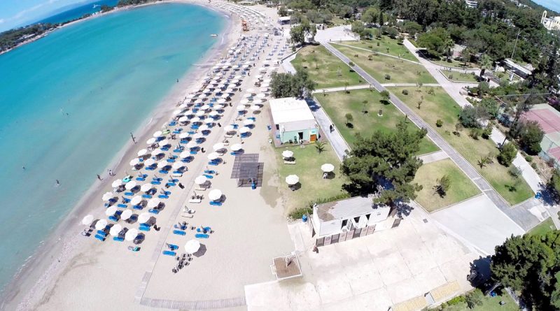 Σχέδια για αύξηση εισιτηρίου στην πλαζ Βουλιαγμένης – Aντιδρά ο δήμαρχος